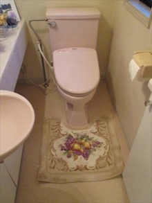 ピンクで統一した明るいトイレに